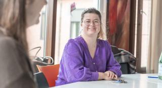 Foto van twee mensen in gesprek