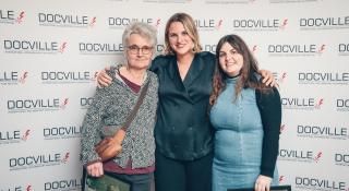 Foto van de regisseur met Mie en Tine