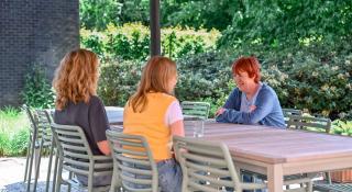 Foto van familiebegeleider in gesprek met naasten