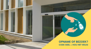 Foto van een gebouw met daarop een icoon handen ontsmetten. Daaronder staat de tekst code geel is gelijk aan hou het veilig!