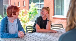 Foto van collega's in gesprek