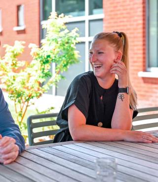 Foto van collega's in gesprek